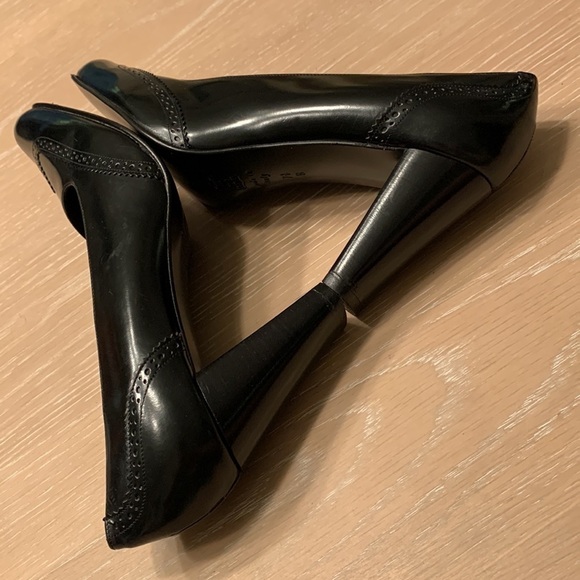 Isaac Mizrahi Black wing tip style leather heels NWOB Size 7.5B fun heels - Picture 6 of 7
